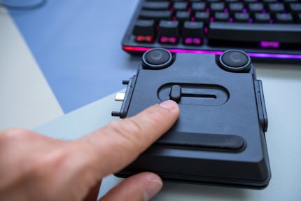 Con questo cursore, posso estendere una porta USB-C a sinistra o a destra e agganciare il tastierino numerico alla tastiera.