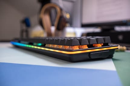 All Things RGB – la striscia di LED si estende intorno all'intera tastiera.