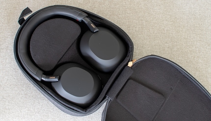 Der Sony WH-1000XM5 im Case.