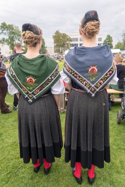 Due damigelle in costume tradizionale alla 106ma edizione della festa cantonale di lotta svizzera a Oberwil, Basilea Campagna.