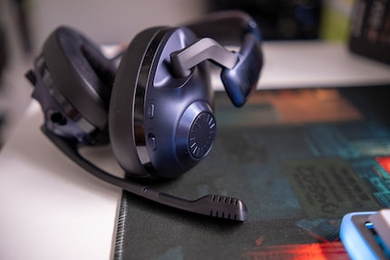 Puoi regolare il volume utilizzando il comando a rotazione sul padiglione auricolare destro.