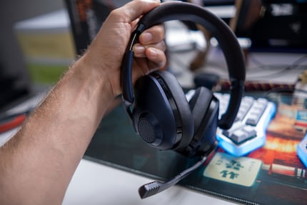 Le cuffie hanno un aspetto più da business che da gaming.