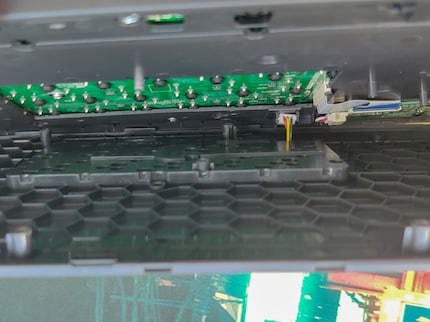 Il cavo che collega la batteria alla scheda figlia è dannatamente corto.