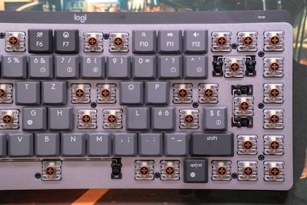 Le viti per l'apertura della tastiera sono nascoste sotto i keycap.