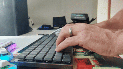 Senza troppo sforzo, l'MX Mechanical Mini molleggia – e no, non è dovuto (solo) al deskmat.