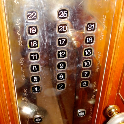 Un ascensore in un hotel cinese. I numeri sfortunati vengono semplicemente saltati.
