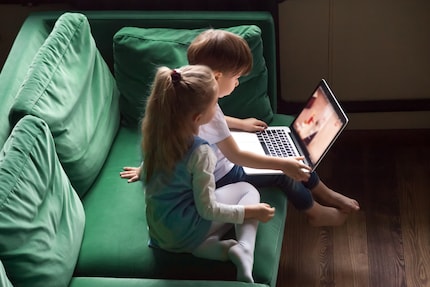 Per non essere disturbati dai bambini mentre si carica la macchina è legittimo invitarli al consumo di media.