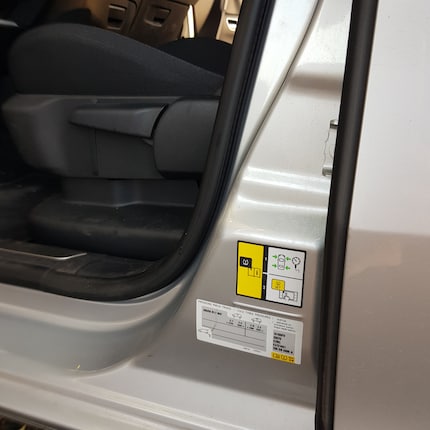 Prima di partire vale la pena verificare la pressione degli pneumatici. Spesso i dati che ti servono sono riportati all’interno della carrozzeria.