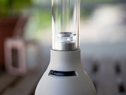 Alla base del tubo di vetro si trova la piccola lampada a LED.