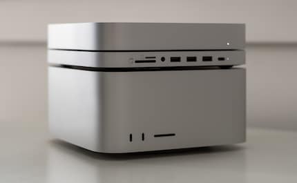 Il Mac Mini con dock è affiancato da un Mac Studio. Fortunatamente, questi oggetti sono impilabili.