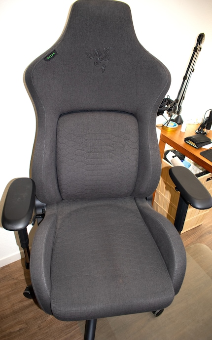 Regarding the seat, the fabric shows visual signs of wear after a few months.