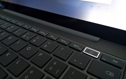 Niente sblocco facciale, ma un sensore di impronte digitali integrato nel pulsante di accensione.