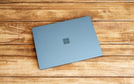 Il coperchio del notebook e la parte superiore della base sono in alluminio.