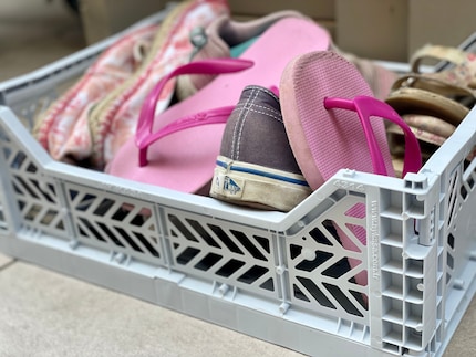 Una cassa per tenere le scarpe in ordine all’entrata.