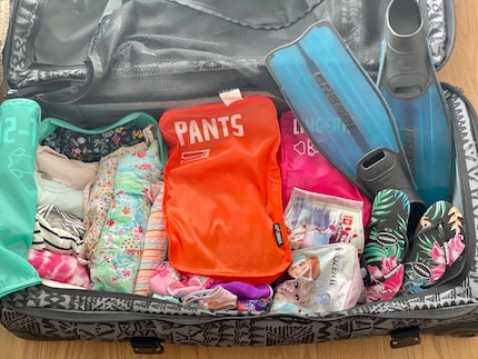 È meglio arrotolare i vestiti e metterli negli appositi necessaire.