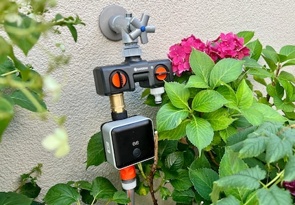 Eve Aqua dopo l'installazione al rubinetto. Di norma, si dovrebbe anche poter collegare il pezzo direttamente al rubinetto, risparmiando così la filettatura intermedia.