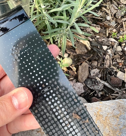 Qui si misura l'umidità della terra. Il pezzo di metallo va infilato nel terreno.