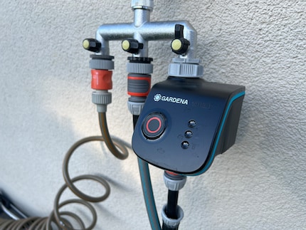Pronto all'uso: il controllo di irrigazione Gardena. L'acqua può ancora essere prelevata per altri scopi dal triplo rubinetto.