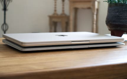 Sopra il MacBook Air con processore M2, sotto quello con processore M1.