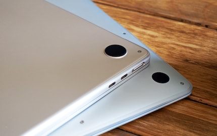 I nuovi piedini gommati: sopra il MacBook Air con il processore M2, sotto con l’M1.