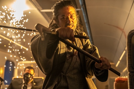 Anche questo fa parte dello show: un gangster armato di katana.