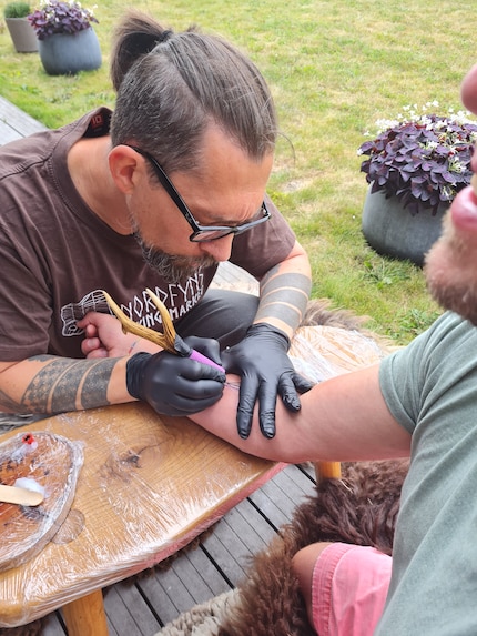 Thomas mi ha fatto il mio primo (sarà anche l'ultimo?) tatuaggio.