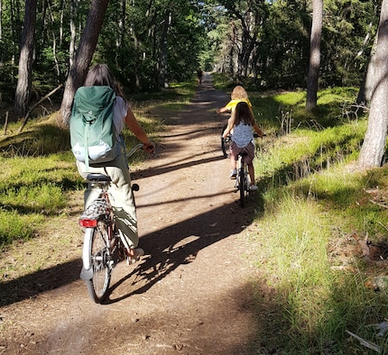 Giro in bicicletta con tutta la famiglia. Il terreno boschivo è talmente morbido che non serve un casco.