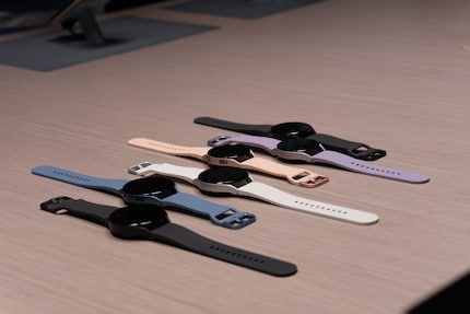 Questi sono i diversi modelli del Watch5: in primo piano le unità da 44 millimetri, sul retro le versioni da 40 millimetri.