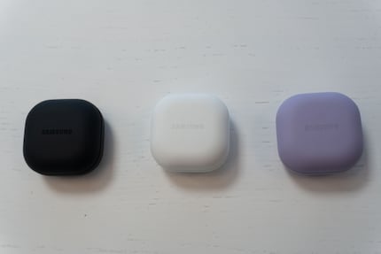 La custodia di ricarica minimalista è disponibile in tre colori: Grafite, bianco e viola Bora.