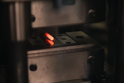 La punta del cacciavite viene riscaldata a 900 gradi prima di essere appiattita.