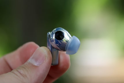 I sensori rilevano se l’auricolare è nell'orecchio e interrompono automaticamente la riproduzione, se lo si desidera, e la riavviano quando viene inserito.