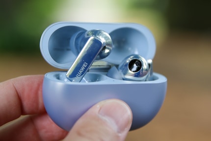 Huawei Freebuds Pro 2 e la custodia di ricarica.