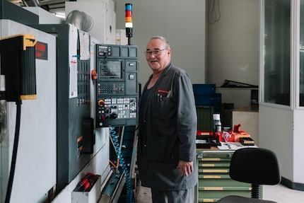 Roli comanda il tornio CNC che sta lavorando le teste del prodotto standard più costoso: il martello senza rinculo.