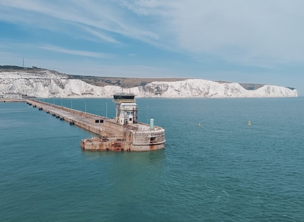 La vista sulle bianche scogliere di Dover è una meraviglia.