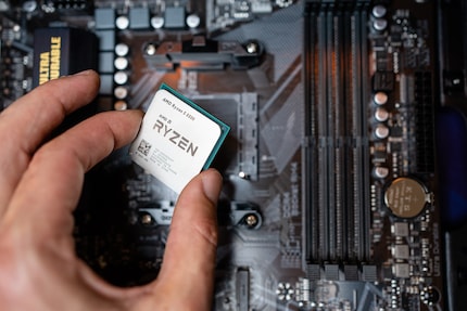 Com’è che devo inserire la CPU? Fortunatamente, affonda solo in una posizione.