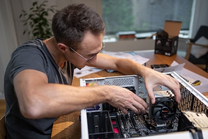Il dissipatore della CPU può essere montato senza viti. Sarebbe ancora più facile al di fuori del case.