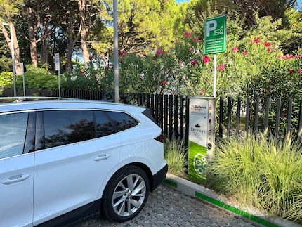 Questa colonnina del campeggio ti permette di ricaricare gratuitamente l’auto elettrica.