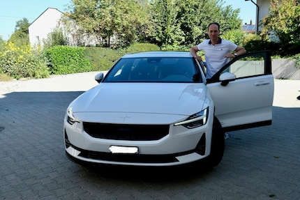 Nessuno mi assumerebbe per presentare una nuova auto in fiera, ma la Polestar 2 mi è piaciuta molto.