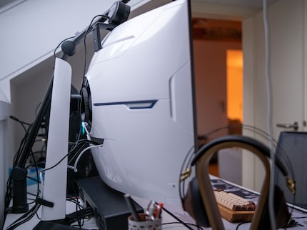 From behind, the Neo G8 almost looks like its older sibling, the Neo G9.