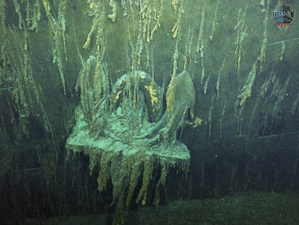 Un'ancora del Titanic che viene lentamente consumata dalla ruggine