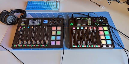 Il Rodecaster Pro II (a destra) offre di più in uno spazio ridotto.