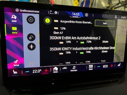 Anche il software di Skoda include la pianificazione del percorso con soste per la ricarica. Ecco un potenziale viaggio ad Amburgo con due soste di ricarica di mezz’ora ciascuna.