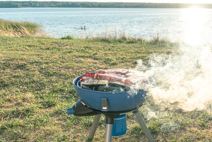 Quando si griglia, il grasso e l'olio colano nella fiamma del gas e causano molto fumo.