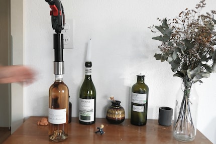 Un tale sforzo per stappare una bottiglia di vino.