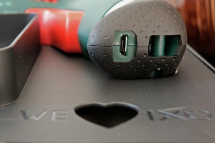 Collegare il connettore micro USB direttamente alla macchina e infilare il cavo attraverso il cuore fino all'esterno.