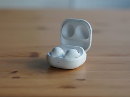 Grazie a piccoli magneti, i Buds vengono rapidamente riposti nella custodia.