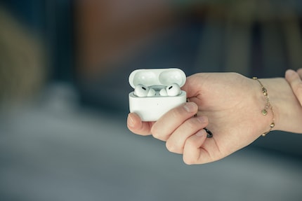 Nella custodia, gli AirPods si ricaricano altre cinque volte.
