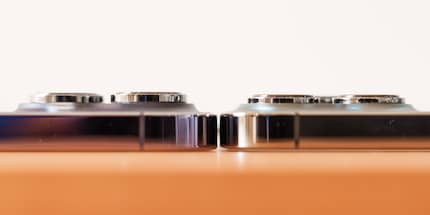 Il modulo della fotocamera dell’iPhone 14 Pro (a sinistra) è più sporgente rispetto a quello del 13 Pro (a destra). Quest’ultimo, tra l’altro, ha anche una pellicola protettiva per lo schermo ed è quindi un po’ più alto.
