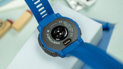 Die Instinct 2 setzt auf den gleichen Ladeanschluss wie praktisch alle aktuellen Garmin-Wearables. / © NextPit