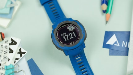 Was auf der Vorderseite der Instinct 2 nicht Display ist, generiert Strom. Auf dem Monochrom-MIP-Display liegt zwar ebenfalls ein Photovoltaik-Panel auf, doch dieses liefert zugunsten der Transparenz nur etwa ein Zehntel so viel Energie pro Fläche wie der Teil rund ums Display. / © NextPit